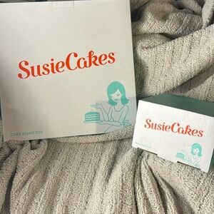 NIP “Susie Cakes” Cake Stand Base & Cake Stand Top - Great to display & serve 😊